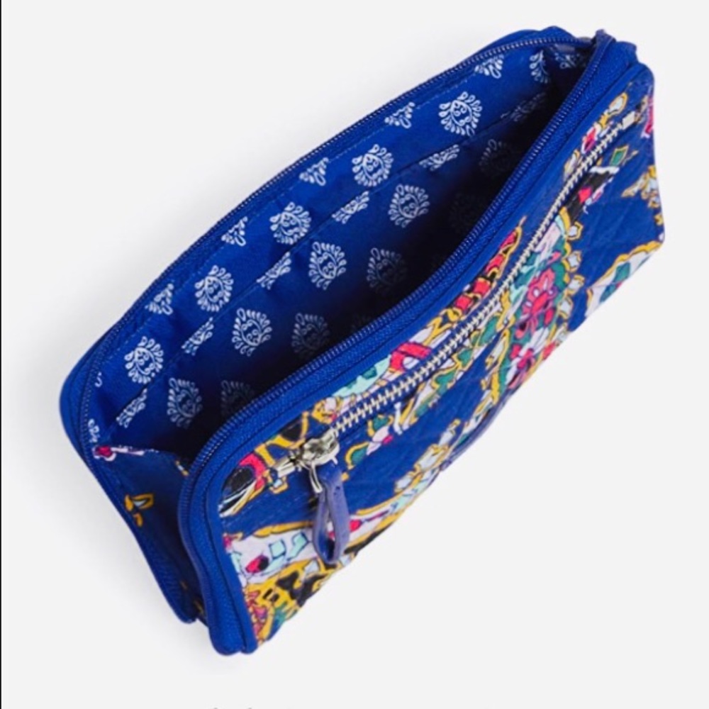 Beautiful Vera Bradley wristlet so pretty !